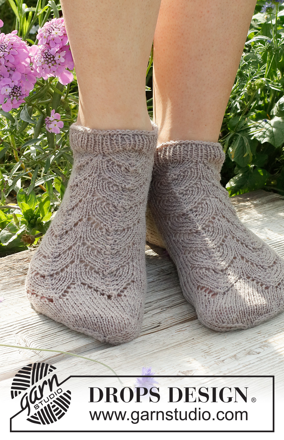 June Jumpers / DROPS 229-23 - Strikkede sokker / ankelsokker med hullmønster i DROPS Fabel. Størrelse 35 - 43.