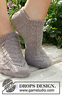 June Jumpers / DROPS 229-23 - Strikkede sokker / ankelsokker med hullmønster i DROPS Fabel. Størrelse 35 - 43.