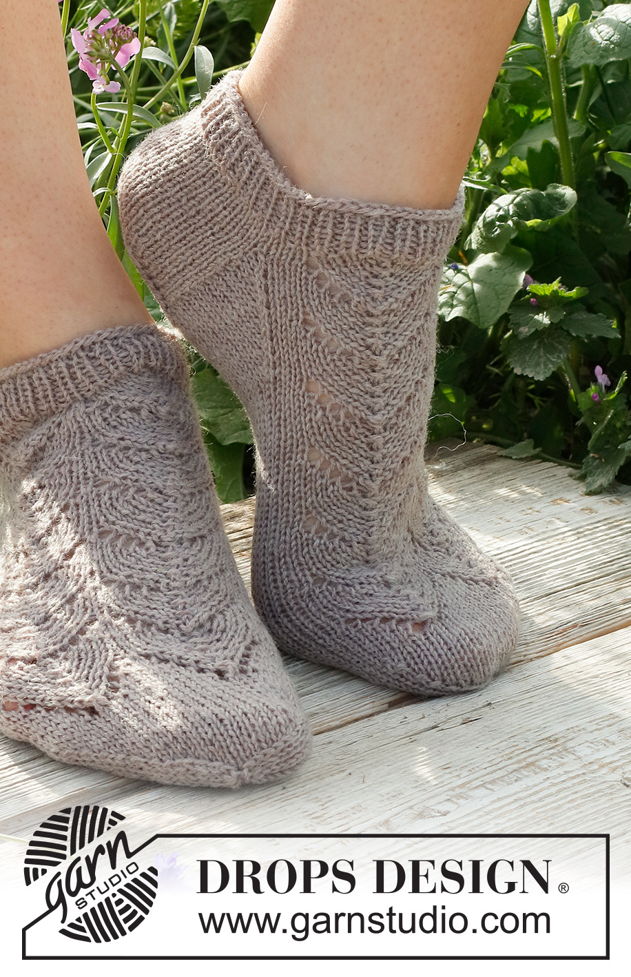 June Jumpers / DROPS 229-23 - Strikkede sokker / ankelsokker med hullmønster i DROPS Fabel. Størrelse 35 - 43.