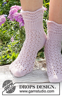 Daisy Dancing / DROPS 229-24 - Gebreide sokken in DROPS Nord. Het werk wordt gebreid met kant- en golfpatroon. Maat 35 tot 43.