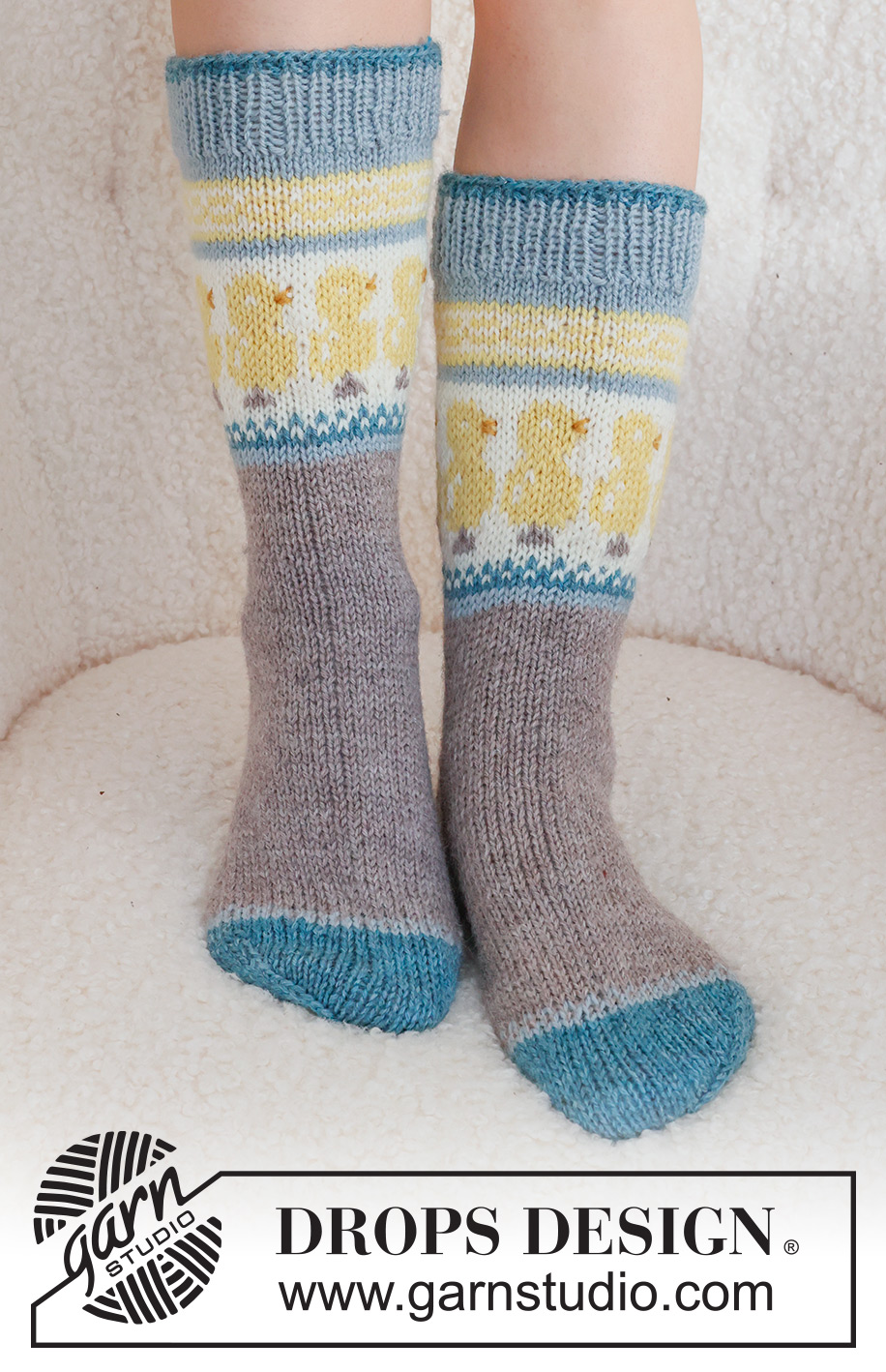 Dancing Chicken Socks / DROPS 229-33 - Calcetines de punto en DROPS Karisma. La pieza está tejida de arriba hacia abajo, con patrón de jacquard multicolor y pollitos de Pascua. Números 35 – 46. Tema: Pascua.