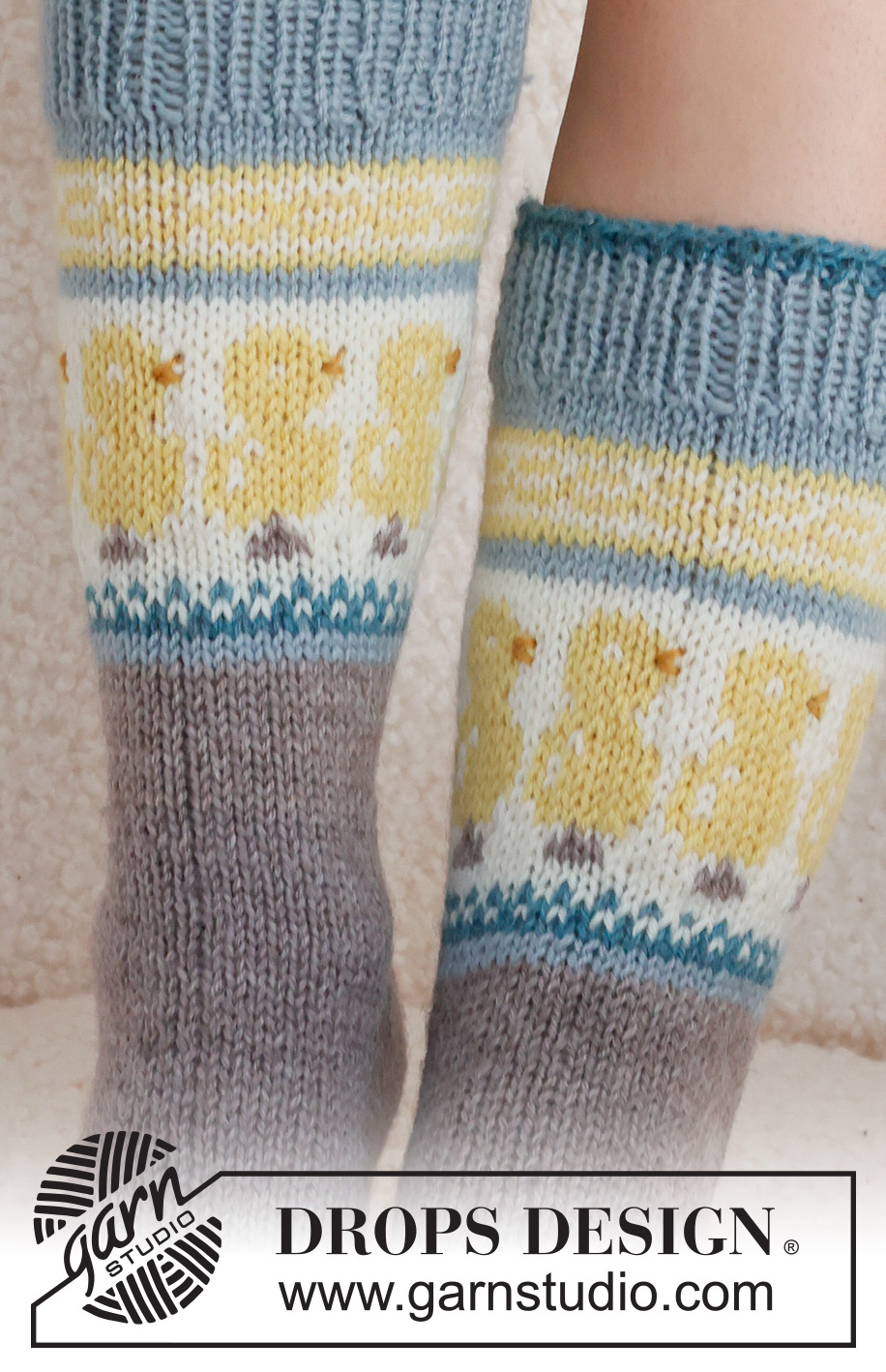 Dancing Chicken Socks / DROPS 229-33 - Calcetines de punto en DROPS Karisma. La pieza está tejida de arriba hacia abajo, con patrón de jacquard multicolor y pollitos de Pascua. Números 35 – 46. Tema: Pascua.