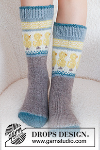 Dancing Chicken Socks / DROPS 229-33 - Calcetines de punto en DROPS Karisma. La pieza está tejida de arriba hacia abajo, con patrón de jacquard multicolor y pollitos de Pascua. Números 35 – 46. Tema: Pascua.