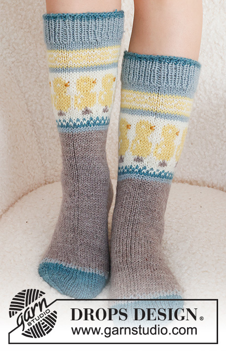 Dancing Chicken Socks / DROPS 229-33 - Calcetines de punto en DROPS Karisma. La pieza está tejida de arriba hacia abajo, con patrón de jacquard multicolor y pollitos de Pascua. Números 35 – 46. Tema: Pascua.