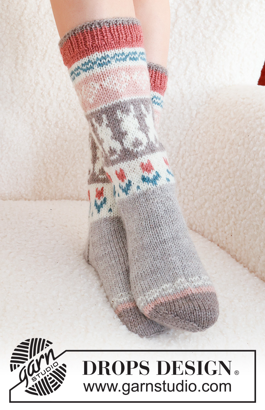 Dancing Bunny Socks / DROPS 229-34 - Strikkede sokker i DROPS Karisma. Arbeidet strikkes ovenfra og ned, i glattstrikk med flerfarget mønster med hjerte, hare / påskehare og blomst. Størrelse 35 - 46. Tema: Påske.