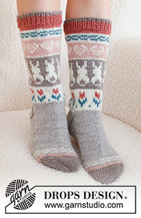 Dancing Bunny Socks / DROPS 229-34 - Strikkede sokker i DROPS Karisma. Arbeidet strikkes ovenfra og ned, i glattstrikk med flerfarget mønster med hjerte, hare / påskehare og blomst. Størrelse 35 - 46. Tema: Påske.