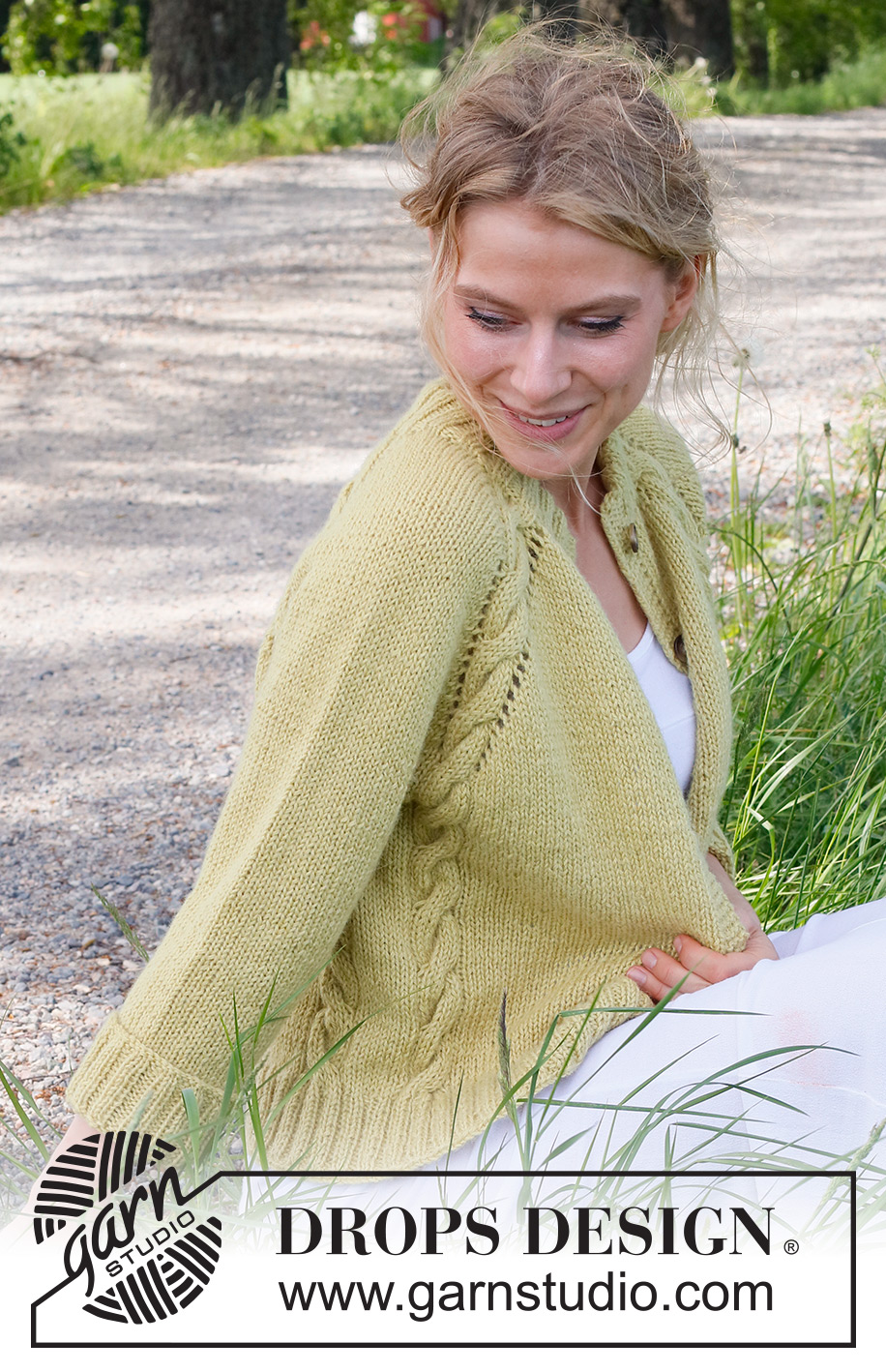 Nature Lyrics Cardigan / DROPS 230-11 - Strikket cardigan i 2 tråde DROPS Alpaca. Arbejdet strikkes oppefra og ned med raglan, dobbelt halskant og snoninger. Størrelse S - XXXL.