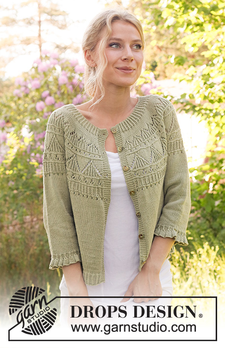Treasure Hunt Cardigan / DROPS 230-22 - Gestrickte Jacke in DROPS Safran. Die Arbeit wird von unten nach oben mit Rundpasse, Lochmuster und ¾ langen Ärmeln mit Rüschen / Volants gestrickt. Größe S - XXXL.