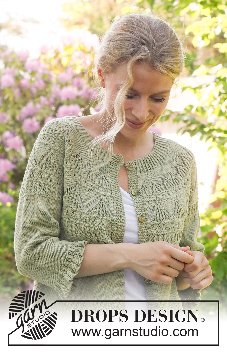 Treasure Hunt Cardigan / DROPS 230-22 - Gestrickte Jacke in DROPS Safran. Die Arbeit wird von unten nach oben mit Rundpasse, Lochmuster und ¾ langen Ärmeln mit Rüschen / Volants gestrickt. Größe S - XXXL.