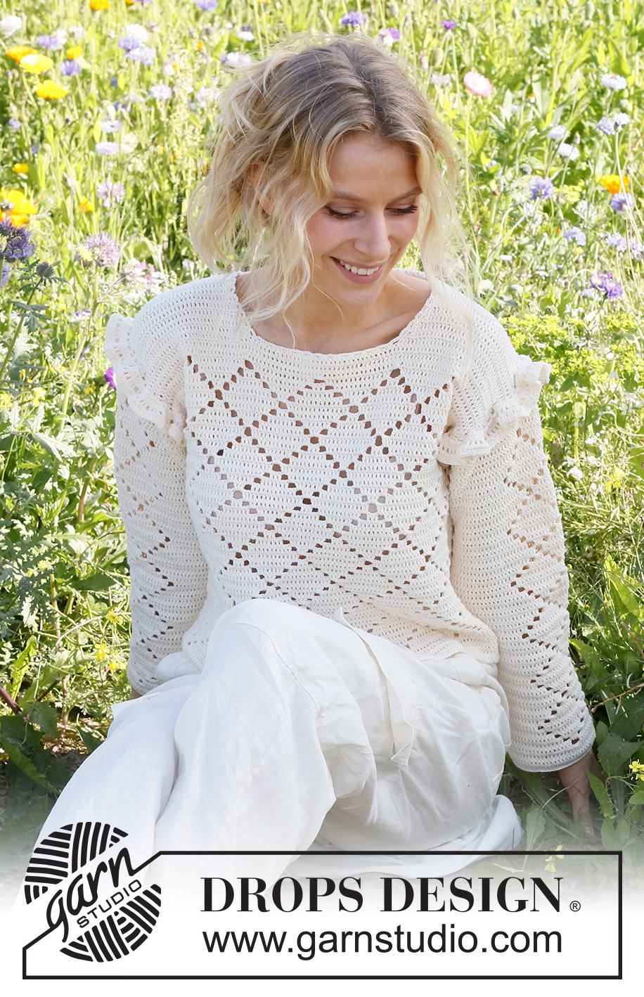 Harlequin Ruffles / DROPS 230-44 - Gehäkelter Pullover in DROPS Safran. Die Arbeit wird mit Lochmuster und Rüschen gehäkelt. Größe S – XXXL.