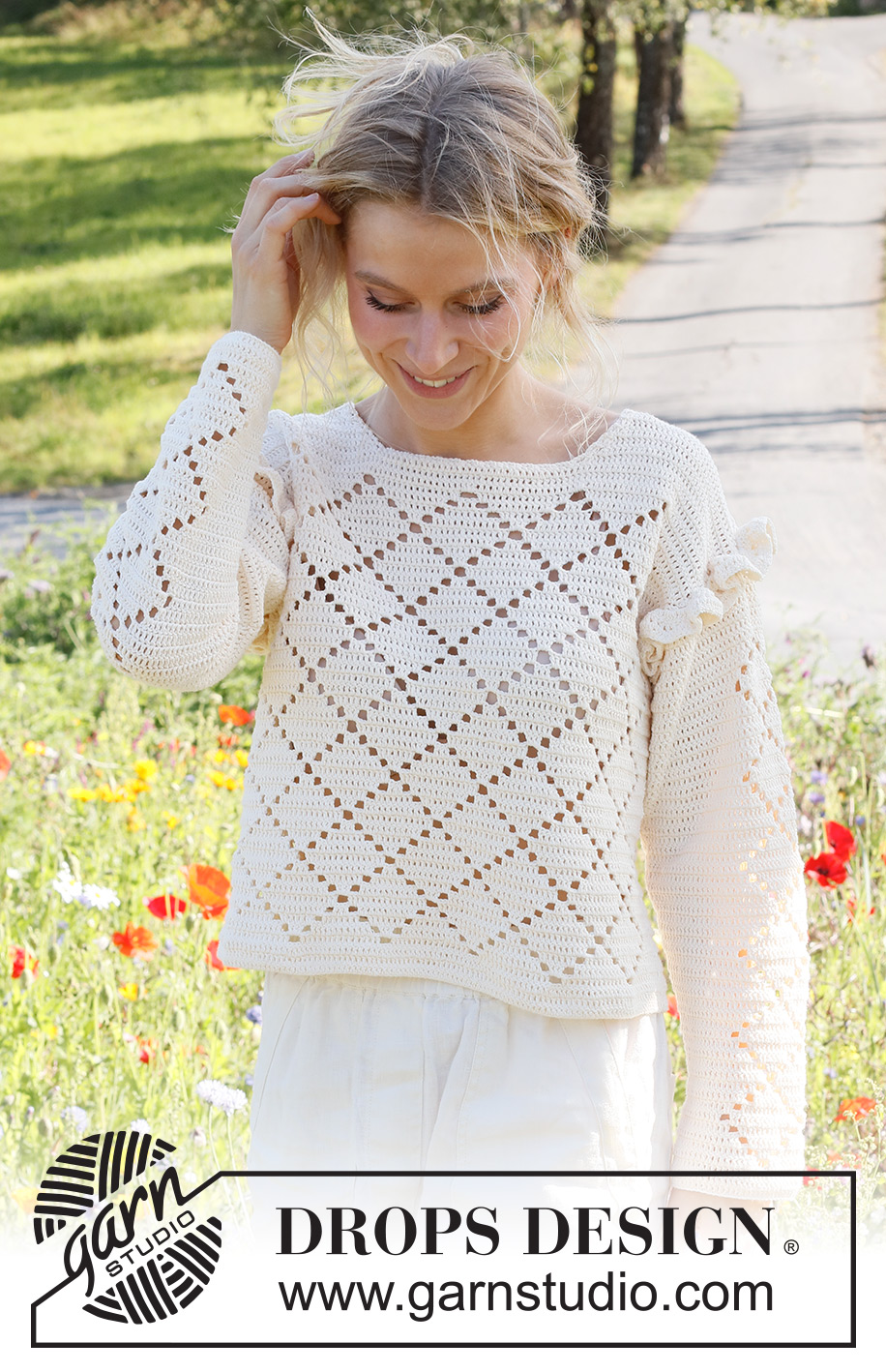 Harlequin Ruffles / DROPS 230-44 - Gehäkelter Pullover in DROPS Safran. Die Arbeit wird mit Lochmuster und Rüschen gehäkelt. Größe S – XXXL.