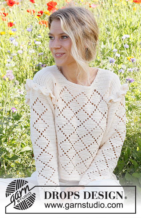 Harlequin Ruffles / DROPS 230-44 - Gehäkelter Pullover in DROPS Safran. Die Arbeit wird mit Lochmuster und Rüschen gehäkelt. Größe S – XXXL.