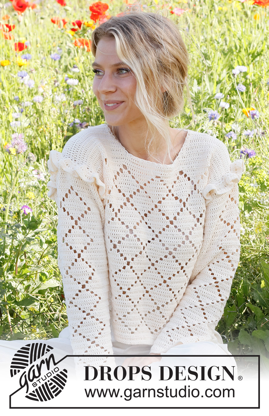 Harlequin Ruffles / DROPS 230-44 - Gehäkelter Pullover in DROPS Safran. Die Arbeit wird mit Lochmuster und Rüschen gehäkelt. Größe S – XXXL.