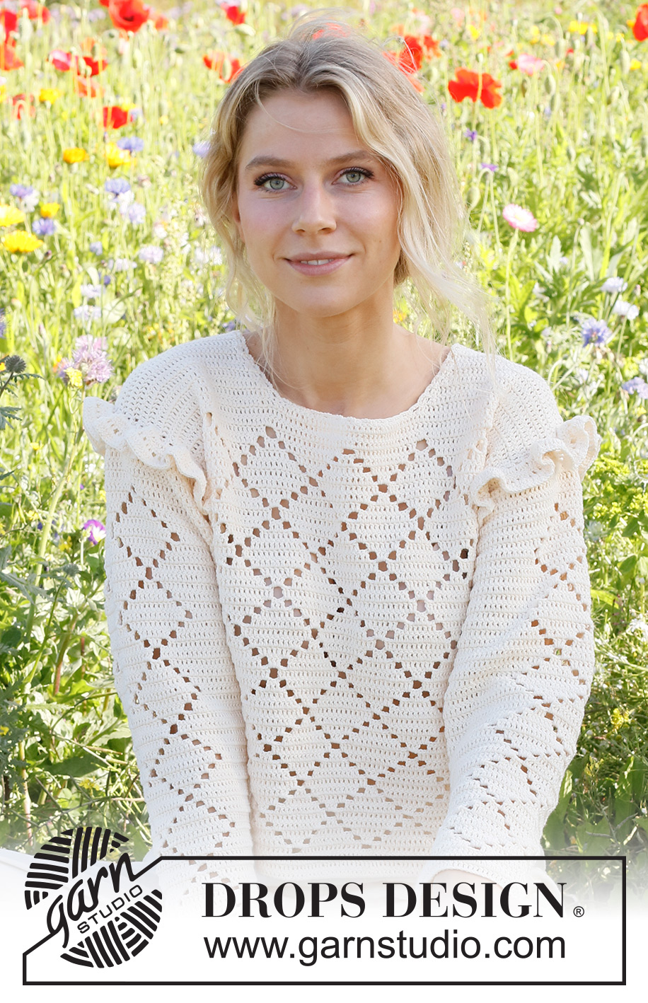 Harlequin Ruffles / DROPS 230-44 - Gehäkelter Pullover in DROPS Safran. Die Arbeit wird mit Lochmuster und Rüschen gehäkelt. Größe S – XXXL.