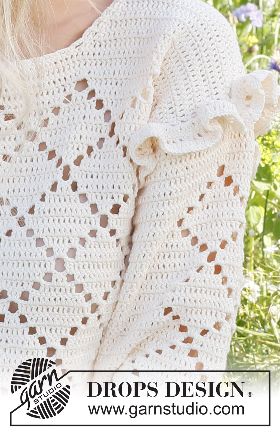 Harlequin Ruffles / DROPS 230-44 - Gehäkelter Pullover in DROPS Safran. Die Arbeit wird mit Lochmuster und Rüschen gehäkelt. Größe S – XXXL.