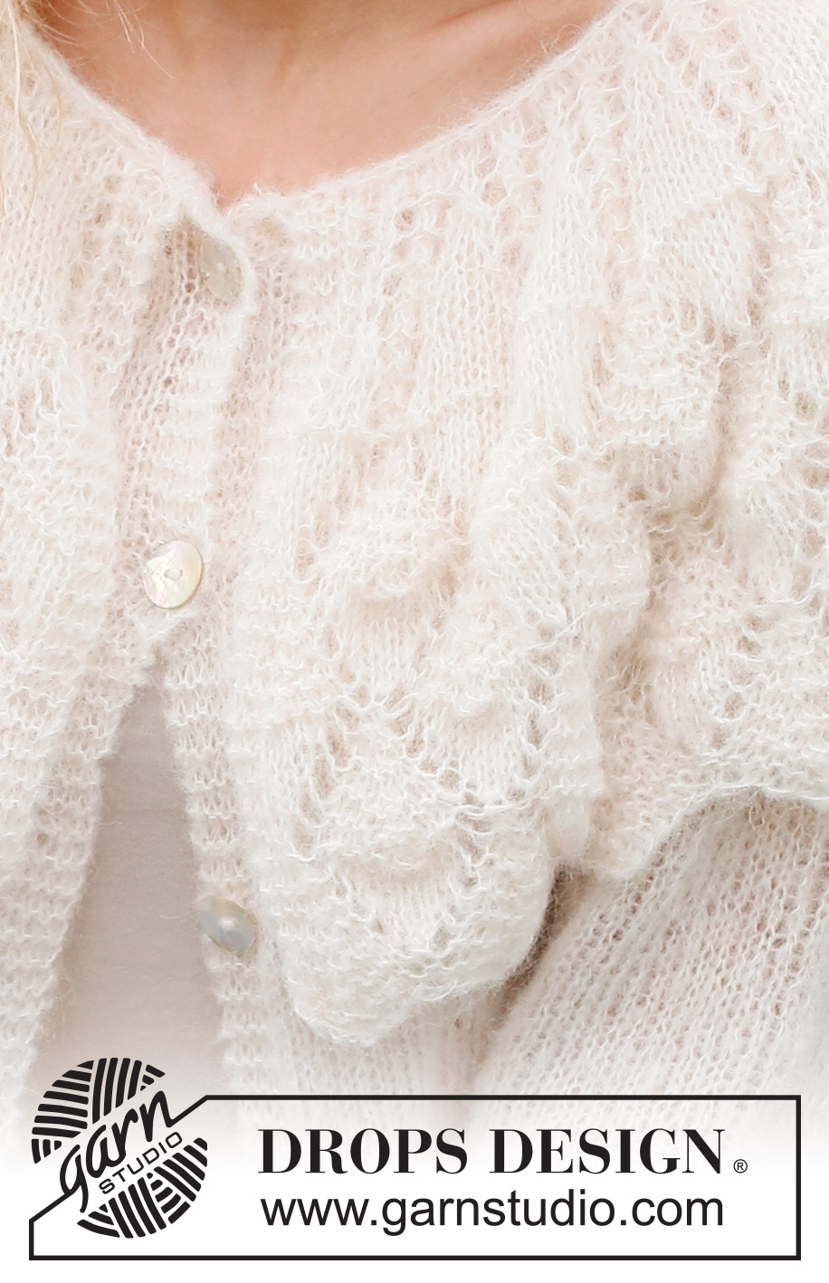 Big Sur Cardigan / DROPS 231-18 - Strikket cardigan i DROPS Brushed Alpaca Silk. Arbejdet strikkes nedenfra og op med rundt bærestykke, hulmønster og krave. Størrelse S - XXXL.