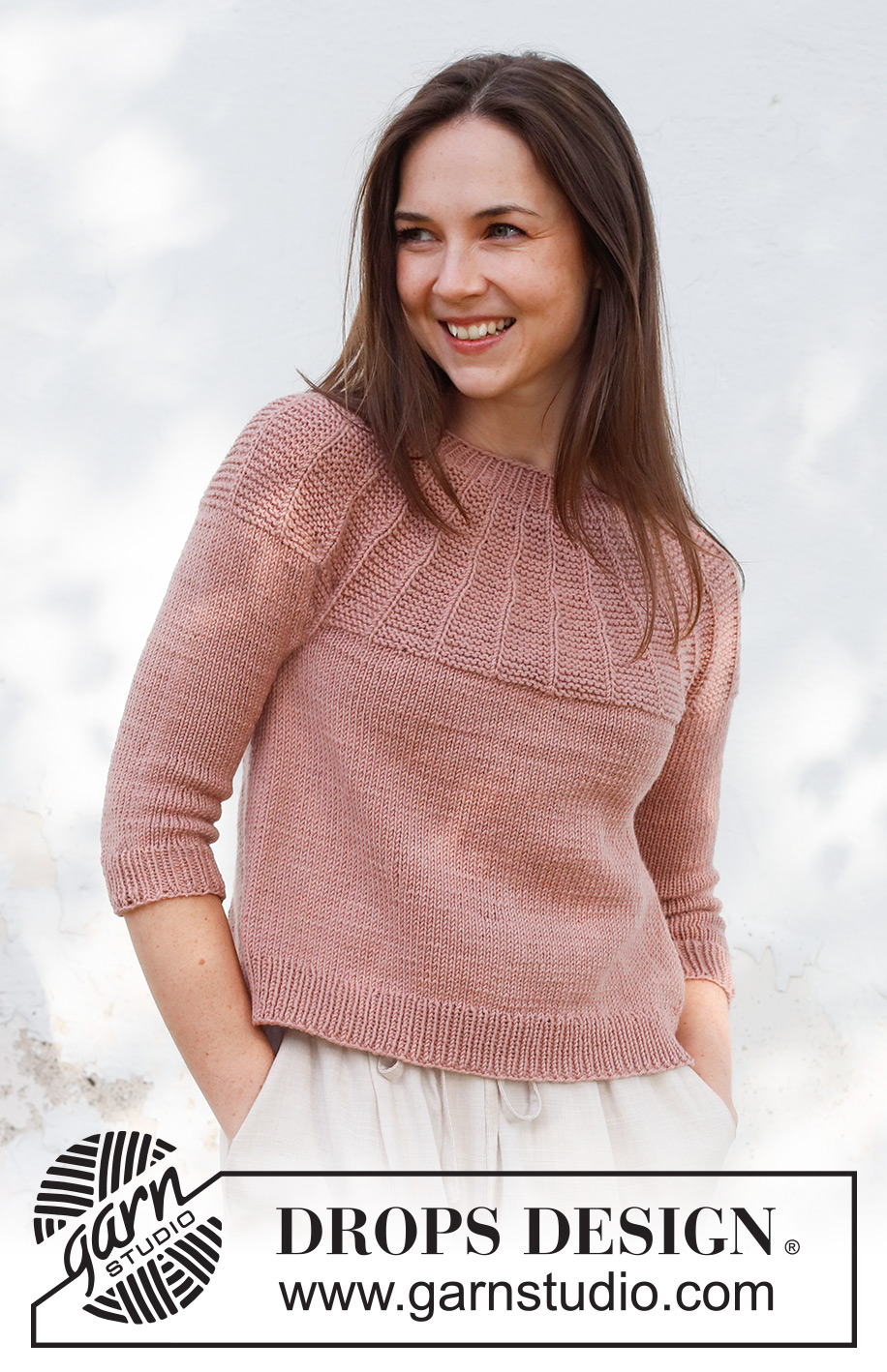 Old Pink Road / DROPS 231-23 - Strikket bluse i DROPS Merino Extra Fine. Arbejdet strikkes oppefra og ned med ¾ lange ærmer, rundt bærestykke og retstrik på bærestykket. Størrelse S-XXXL.