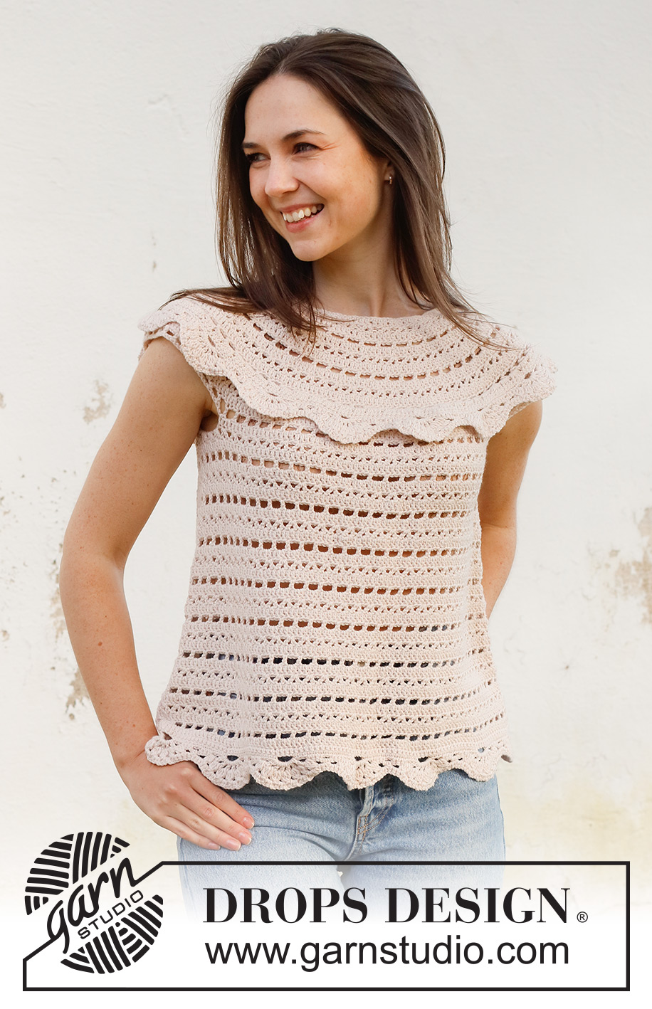 Beige Desert / DROPS 231-45 - Heklet topp i DROPS Cotton Merino. Arbeidet strikkes ovenfra og ned med rundfelling, hullmønster og blondekant. Størrelse S - XXXL.