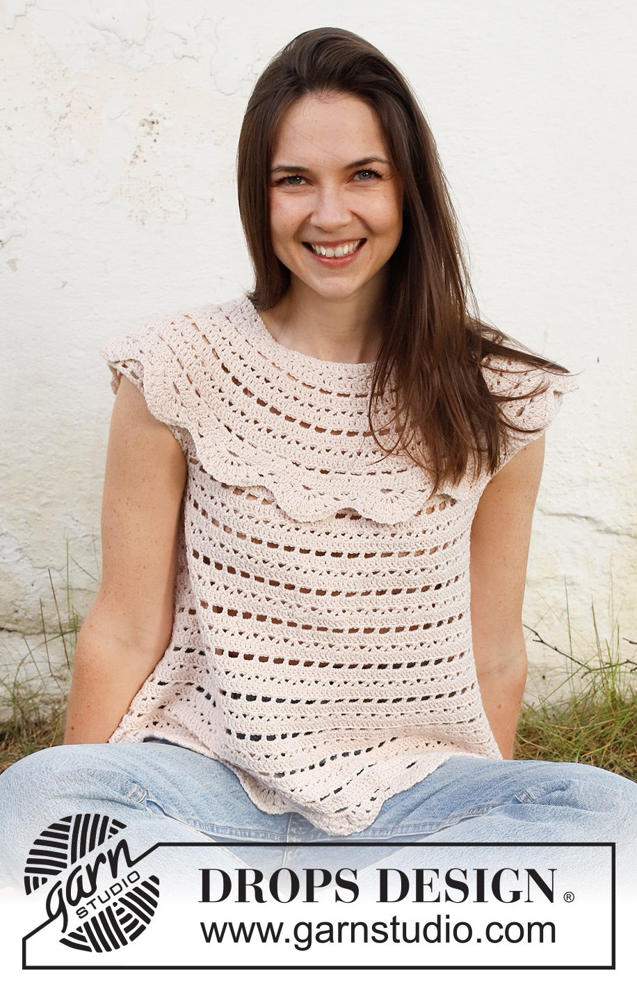Beige Desert / DROPS 231-45 - Heklet topp i DROPS Cotton Merino. Arbeidet strikkes ovenfra og ned med rundfelling, hullmønster og blondekant. Størrelse S - XXXL.