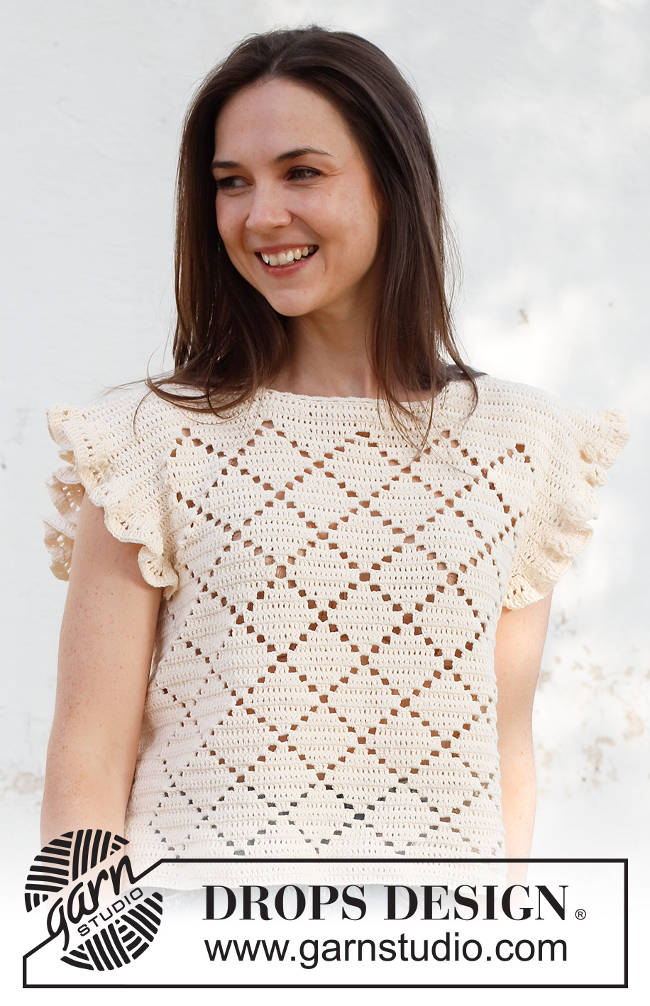 Harlequin Ruffles Top / DROPS 231-46 - Virkad topp i DROPS Safran. Arbetet virkas nedifrån och upp med hålmönster och volang. Storlek S – XXXL.