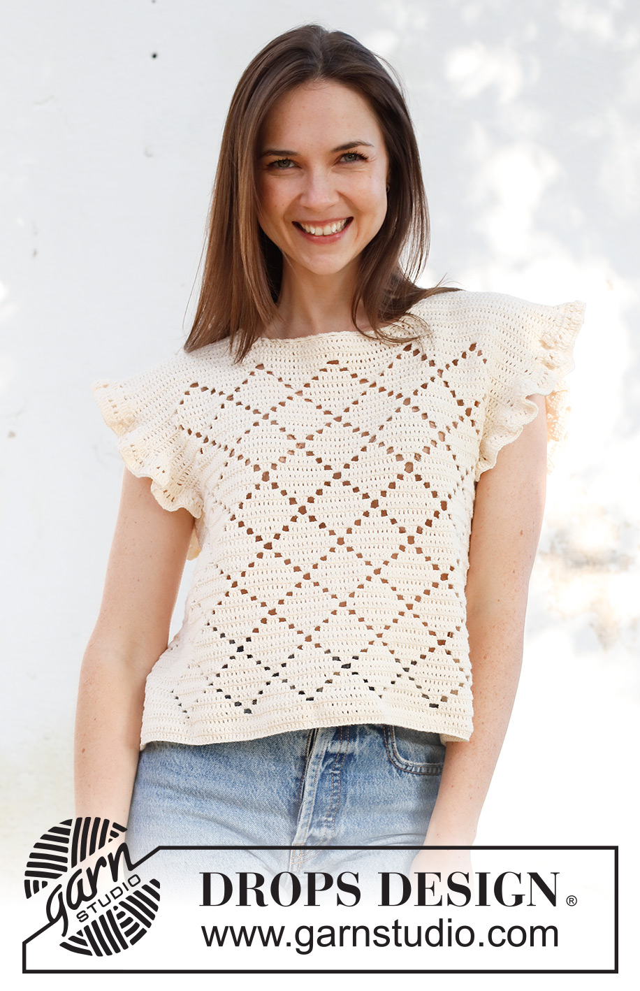 Harlequin Ruffles Top / DROPS 231-46 - Virkad topp i DROPS Safran. Arbetet virkas nedifrån och upp med hålmönster och volang. Storlek S – XXXL.
