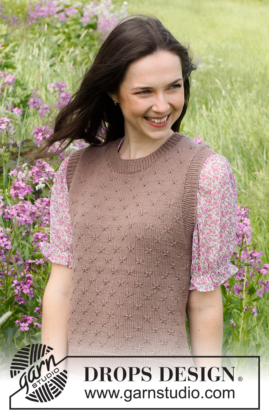 Forests Edge / DROPS 231-47 - Stickad väst i DROPS BabyMerino. Arbetet stickas nedifrån och upp med små flätor / relieffmönster och sprund i sidorna. Storlek XS - XXL.