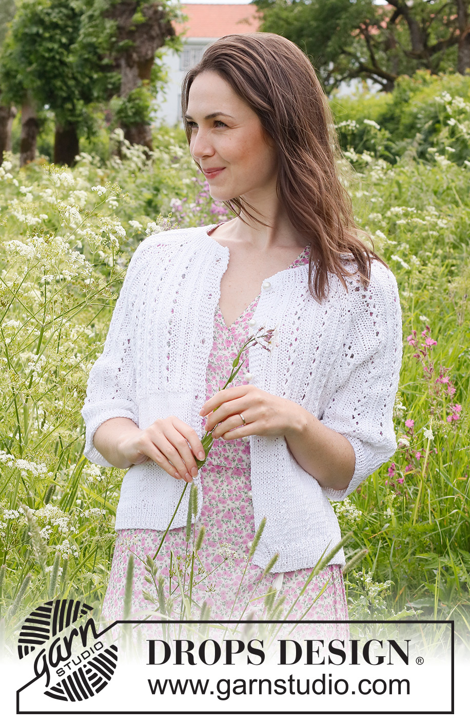 Lost in Summer Cardigan / DROPS 231-50 - Stickad kofta i DROPS Muskat. Arbetet stickas uppifrån och ner med raglan, hålmönster och ¾ långa ärmar. Storlek S - XXXL.