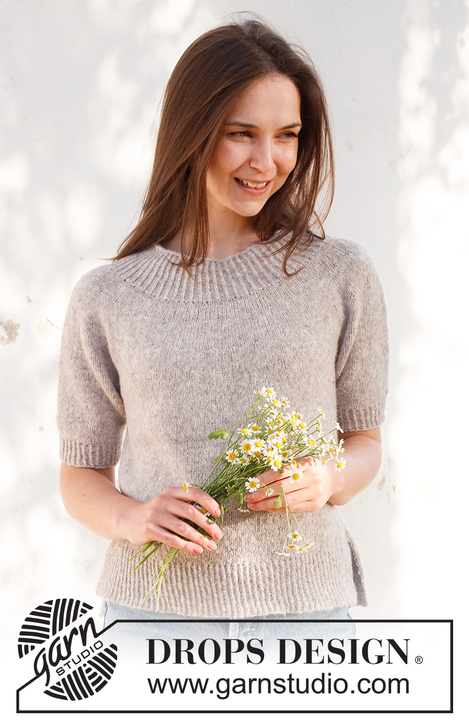 Daisy Lane / DROPS 231-53 - Strikket bluse i DROPS Sky. Arbejdet strikkes oppefra og ned med rundt bærestykke,
glatstrik, korte ærmer og slids i siderne. Størrelse XS - XXL.