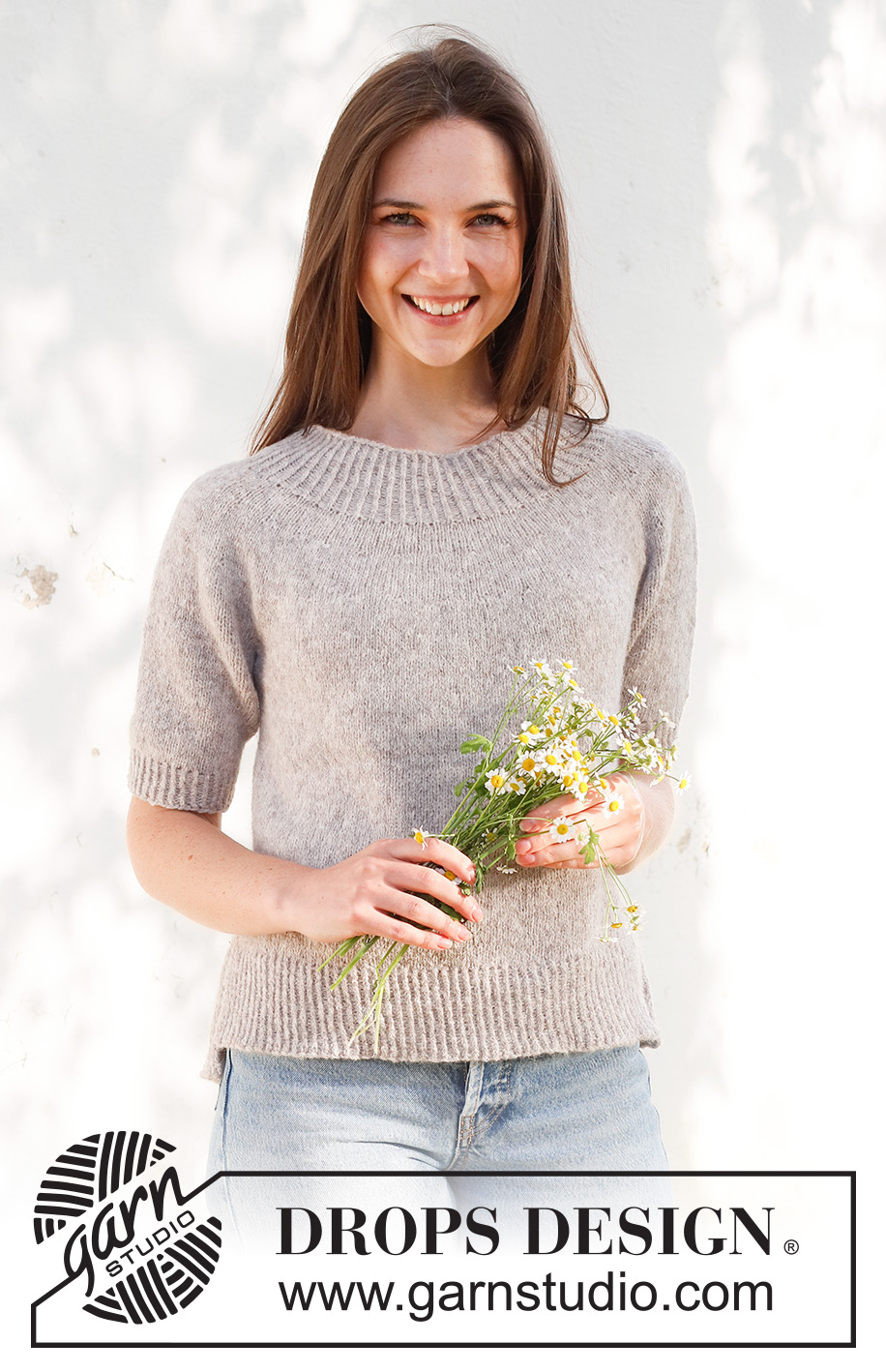 Daisy Lane / DROPS 231-53 - Strikket bluse i DROPS Sky. Arbejdet strikkes oppefra og ned med rundt bærestykke,
glatstrik, korte ærmer og slids i siderne. Størrelse XS - XXL.