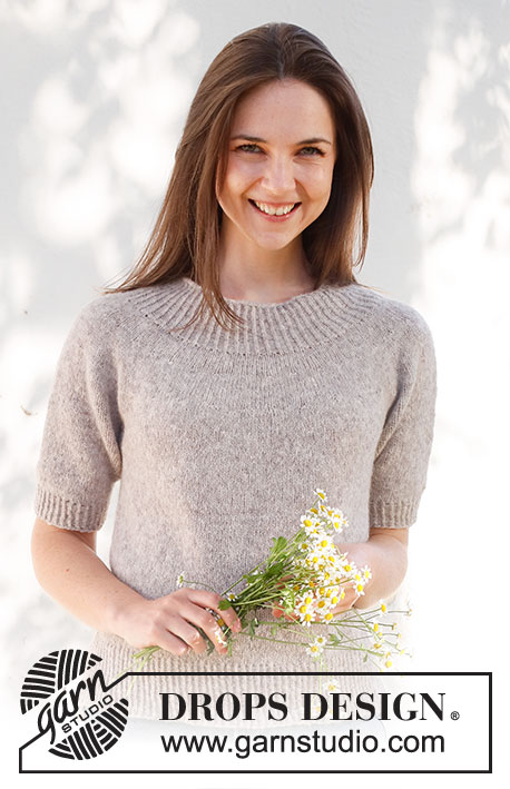 Daisy Lane / DROPS 231-53 - Strikket bluse i DROPS Sky. Arbejdet strikkes oppefra og ned med rundt bærestykke,
glatstrik, korte ærmer og slids i siderne. Størrelse XS - XXL.