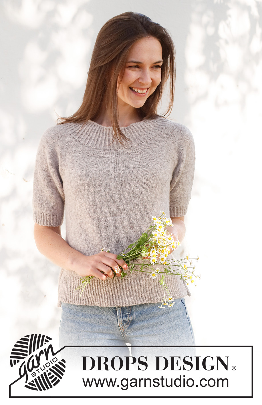 Daisy Lane / DROPS 231-53 - Strikket bluse i DROPS Sky. Arbejdet strikkes oppefra og ned med rundt bærestykke,
glatstrik, korte ærmer og slids i siderne. Størrelse XS - XXL.
