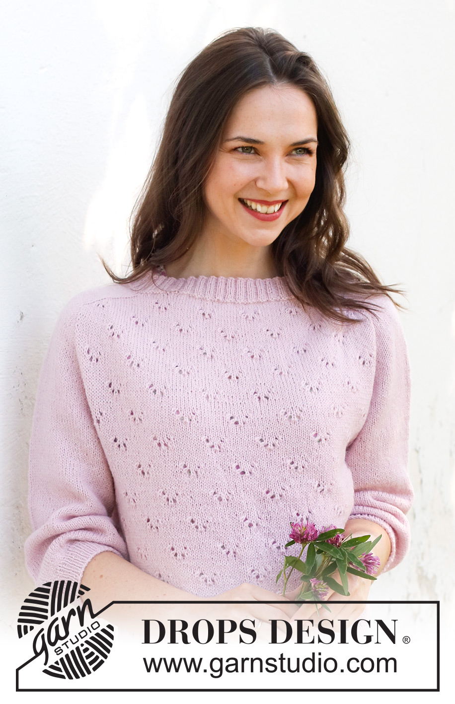 Pink Peony Sweater / DROPS 232-25 - Maglione lavorato ai ferri in DROPS Flora. Lavorato dall’alto in basso con spalle a sella, motivo traforato e maniche a ¾. Taglie: S – XXXL.