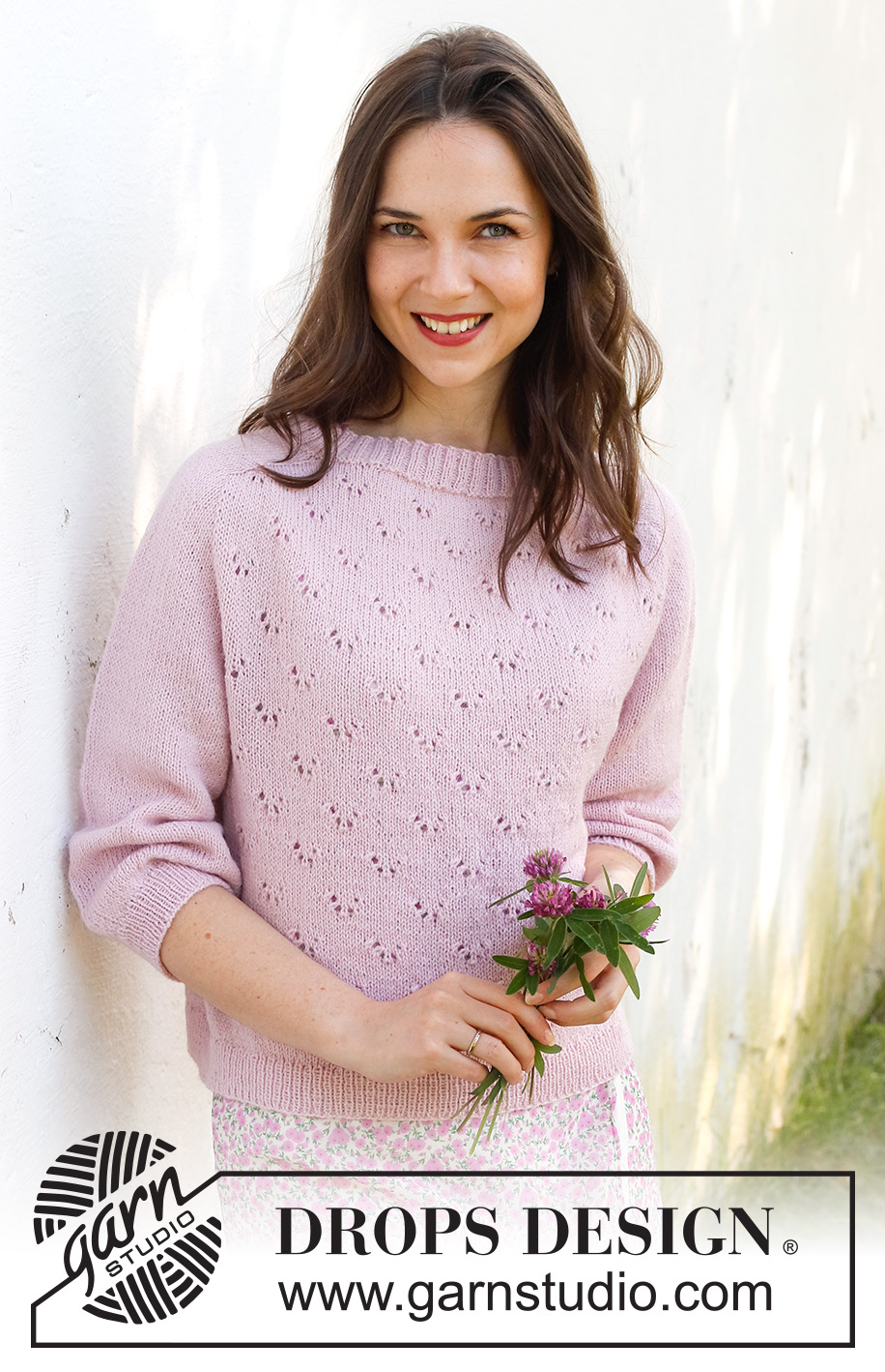 Pink Peony Sweater / DROPS 232-25 - Maglione lavorato ai ferri in DROPS Flora. Lavorato dall’alto in basso con spalle a sella, motivo traforato e maniche a ¾. Taglie: S – XXXL.