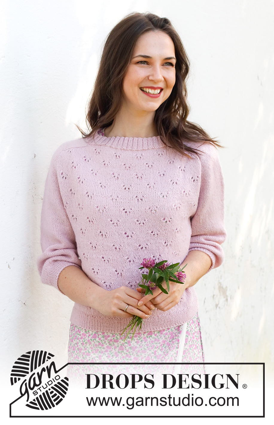 Pink Peony Sweater / DROPS 232-25 - Maglione lavorato ai ferri in DROPS Flora. Lavorato dall’alto in basso con spalle a sella, motivo traforato e maniche a ¾. Taglie: S – XXXL.