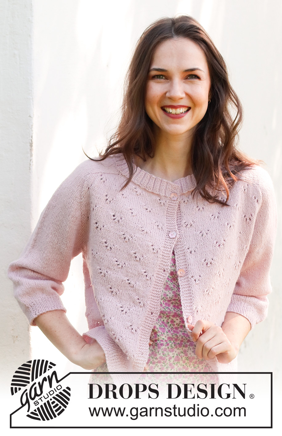 Pink Peony Cardigan / DROPS 232-26 - Propínací svetr s ažurovým vzorem, sedlovými náramenicemi a ¾-rukávem pletený shora dolů z příze DROPS Flora. Velikost: S - XXXL.