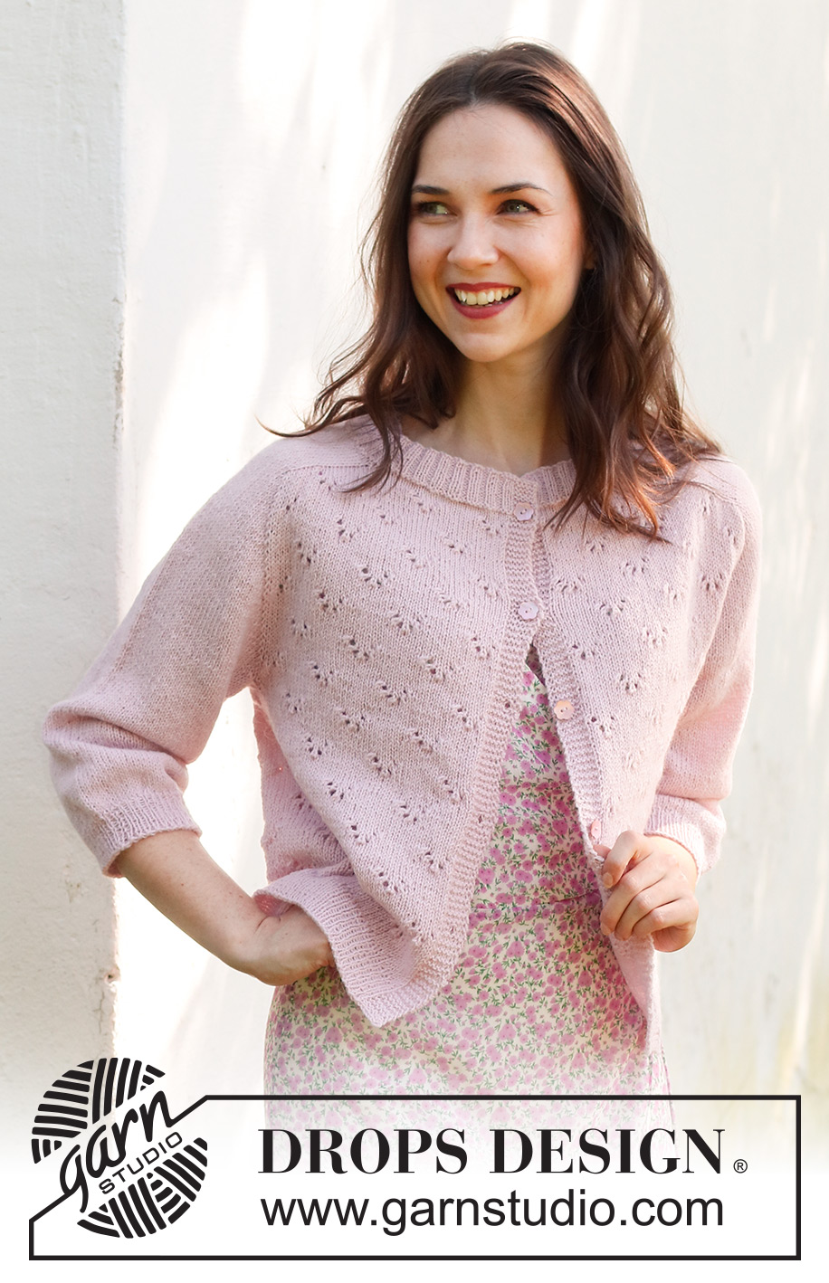 Pink Peony Cardigan / DROPS 232-26 - Propínací svetr s ažurovým vzorem, sedlovými náramenicemi a ¾-rukávem pletený shora dolů z příze DROPS Flora. Velikost: S - XXXL.