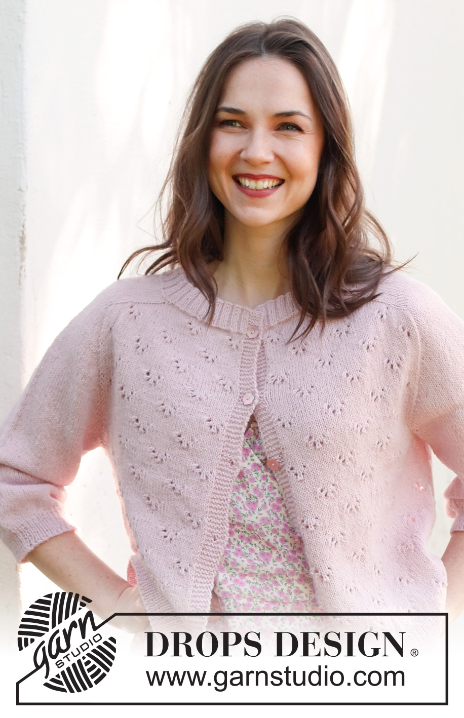 Pink Peony Cardigan / DROPS 232-26 - Propínací svetr s ažurovým vzorem, sedlovými náramenicemi a ¾-rukávem pletený shora dolů z příze DROPS Flora. Velikost: S - XXXL.
