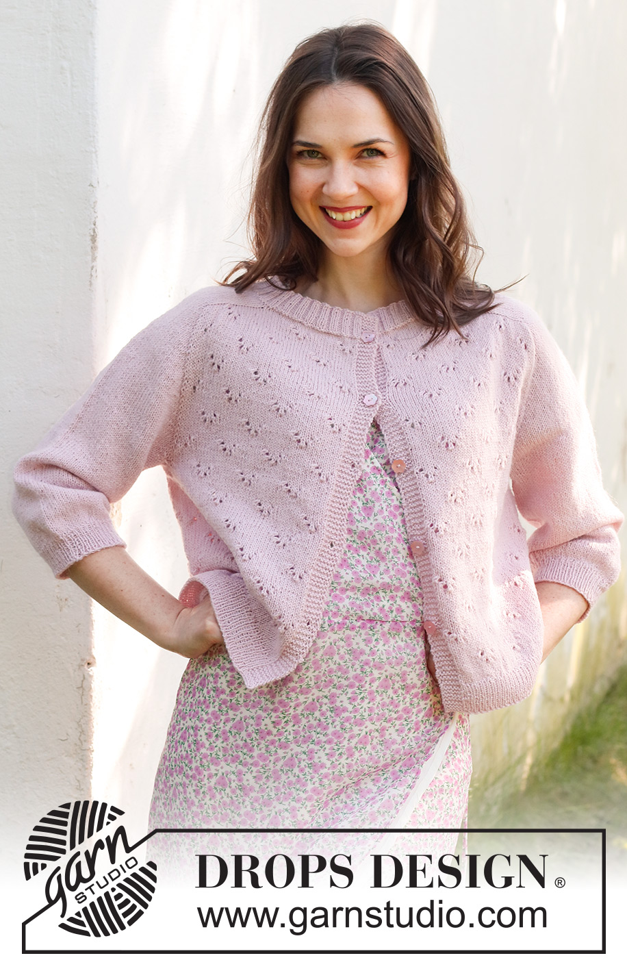 Pink Peony Cardigan / DROPS 232-26 - Propínací svetr s ažurovým vzorem, sedlovými náramenicemi a ¾-rukávem pletený shora dolů z příze DROPS Flora. Velikost: S - XXXL.