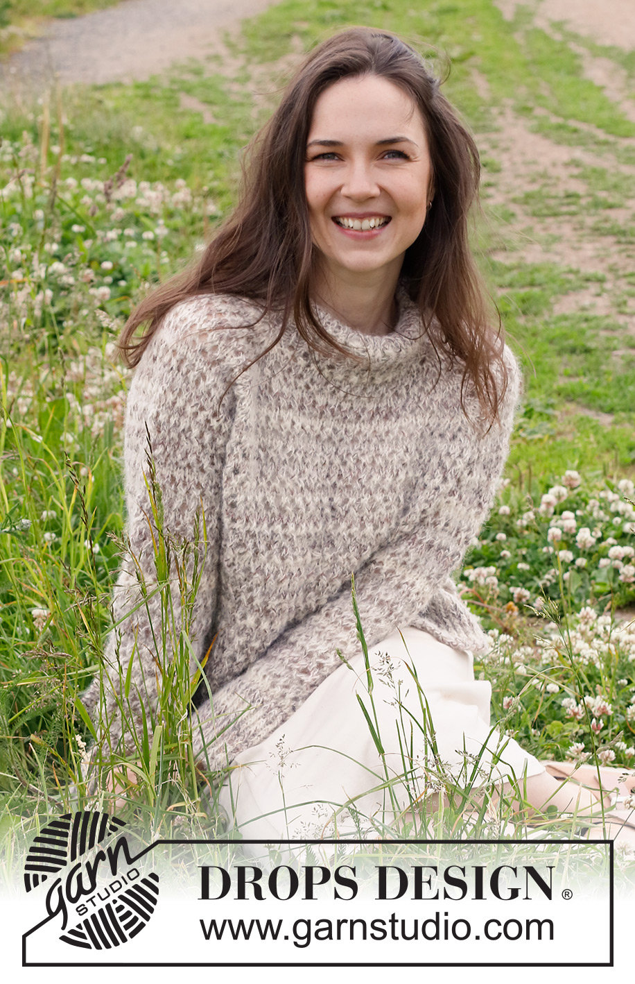 Luminous Sand / DROPS 232-37 - Strikket bluse i DROPS Fabel og DROPS Brushed Alpaca Silk. Arbejdet strikkes oppefra og ned med raglan, dobbelt halskant, hulmønster og slids i siderne. Størrelse S - XXXL.