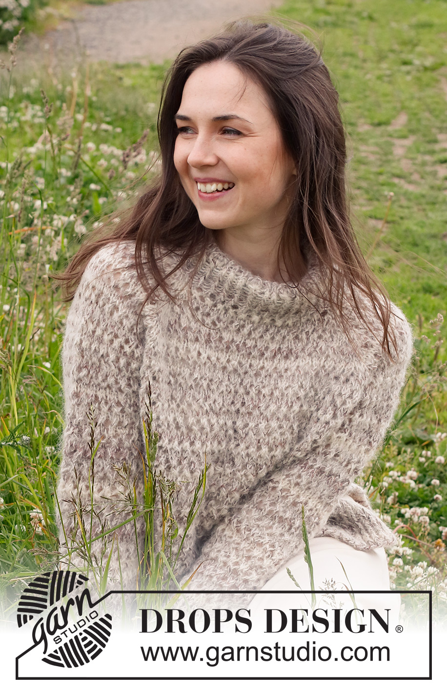 Luminous Sand / DROPS 232-37 - Strikket bluse i DROPS Fabel og DROPS Brushed Alpaca Silk. Arbejdet strikkes oppefra og ned med raglan, dobbelt halskant, hulmønster og slids i siderne. Størrelse S - XXXL.