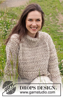 Luminous Sand / DROPS 232-37 - Strikket bluse i DROPS Fabel og DROPS Brushed Alpaca Silk. Arbejdet strikkes oppefra og ned med raglan, dobbelt halskant, hulmønster og slids i siderne. Størrelse S - XXXL.