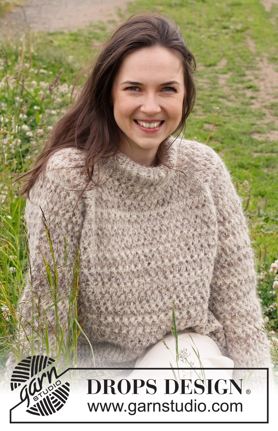 Luminous Sand / DROPS 232-37 - Strikket bluse i DROPS Fabel og DROPS Brushed Alpaca Silk. Arbejdet strikkes oppefra og ned med raglan, dobbelt halskant, hulmønster og slids i siderne. Størrelse S - XXXL.