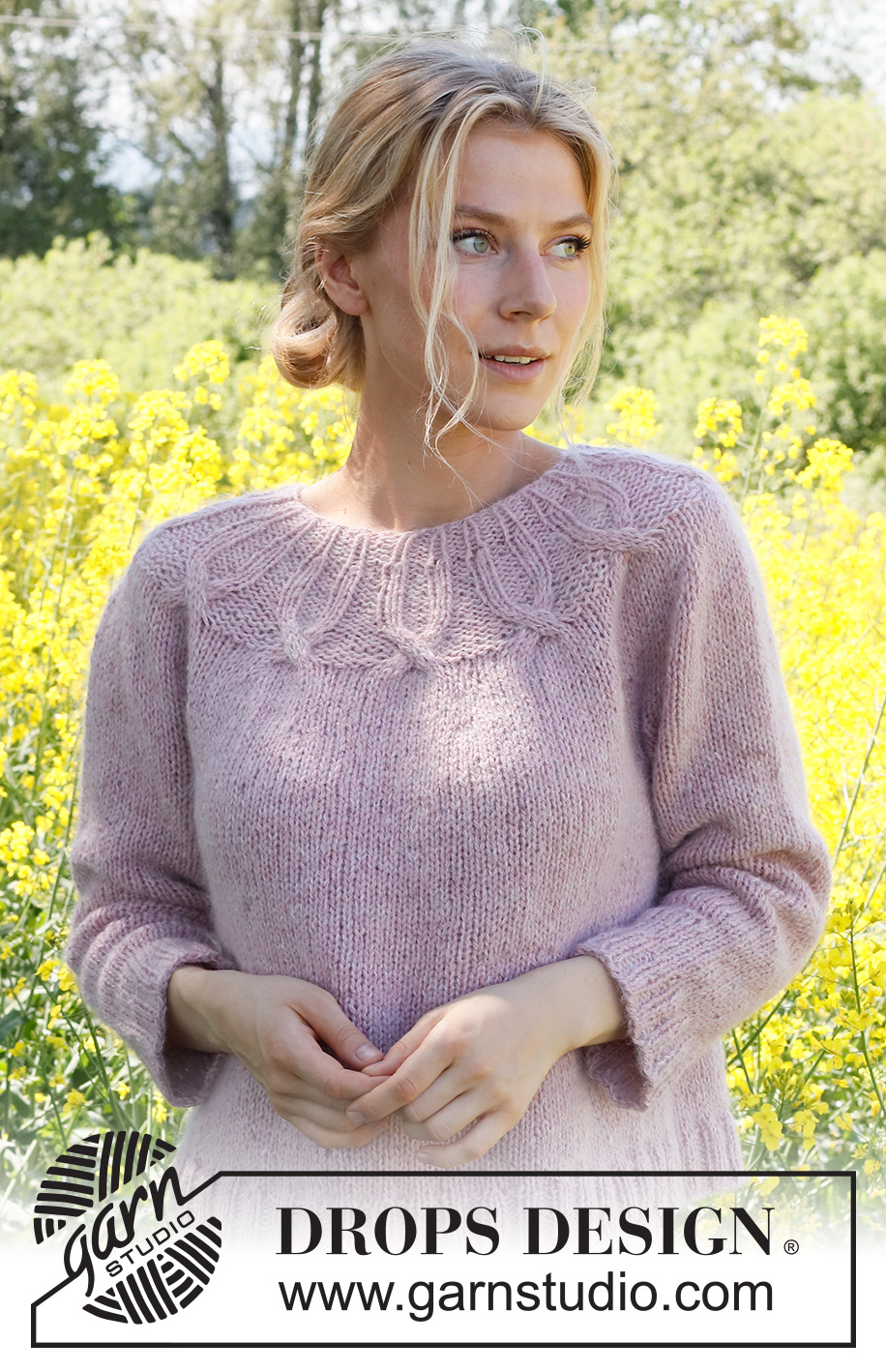 Sommerflørt / DROPS 232-41 - Maglione lavorato ai ferri in DROPS Soft Tweed e DROPS Kid-Silk. Lavorato dall’alto in basso con sprone rotondo, maniche a ¾ e trecce. Taglie: S – XXXL.