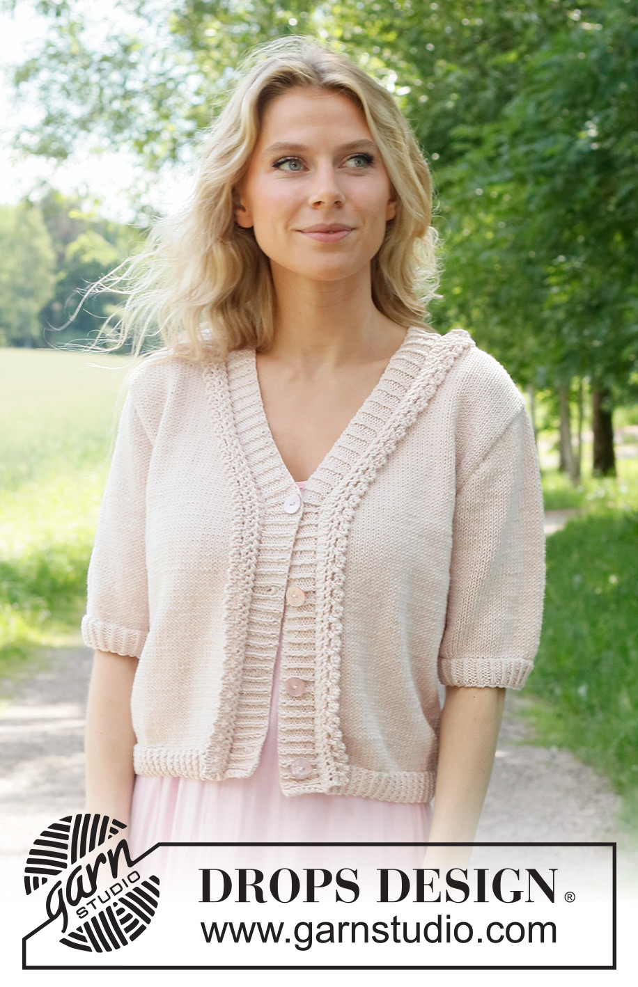 Evening Walk Cardigan / DROPS 232-48 - Strikket cardigan i DROPS Cotton Merino. Arbejdet strikkes nedenfra og op i glatstrik med korte ærmer og flæsekant. Størrelse S - XXXL.