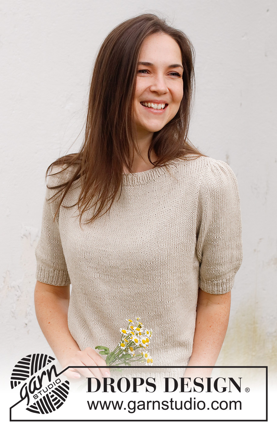 May Tee / DROPS 232-53 - Strikket bluse med korte ærmer / t-shirt i DROPS Belle. Arbejdet strikkes oppefra og ned med skulderudtagning, glatstrik og korte pufærmer. Størrelse S - XXXL.