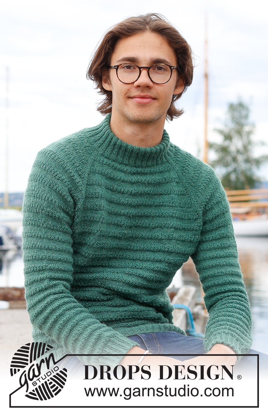 Green Harmony / DROPS 233-11 - Pull tricoté de haut en bas pour homme avec emmanchures raglan, point texturé et col doublé, . Du S au XXXL.