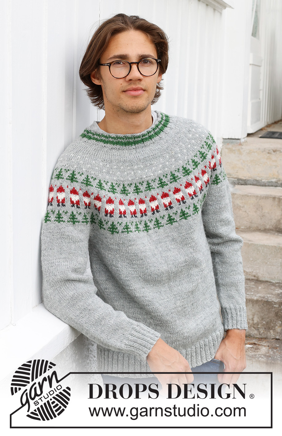 Christmas Time Sweater / DROPS 233-12 - Knitted jumper for men in DROPS Karisma. The piece is worked top down, with round yoke and coloured pattern of Santa and Christmas tree. Sizes S - XXXL. Theme: Christmas.