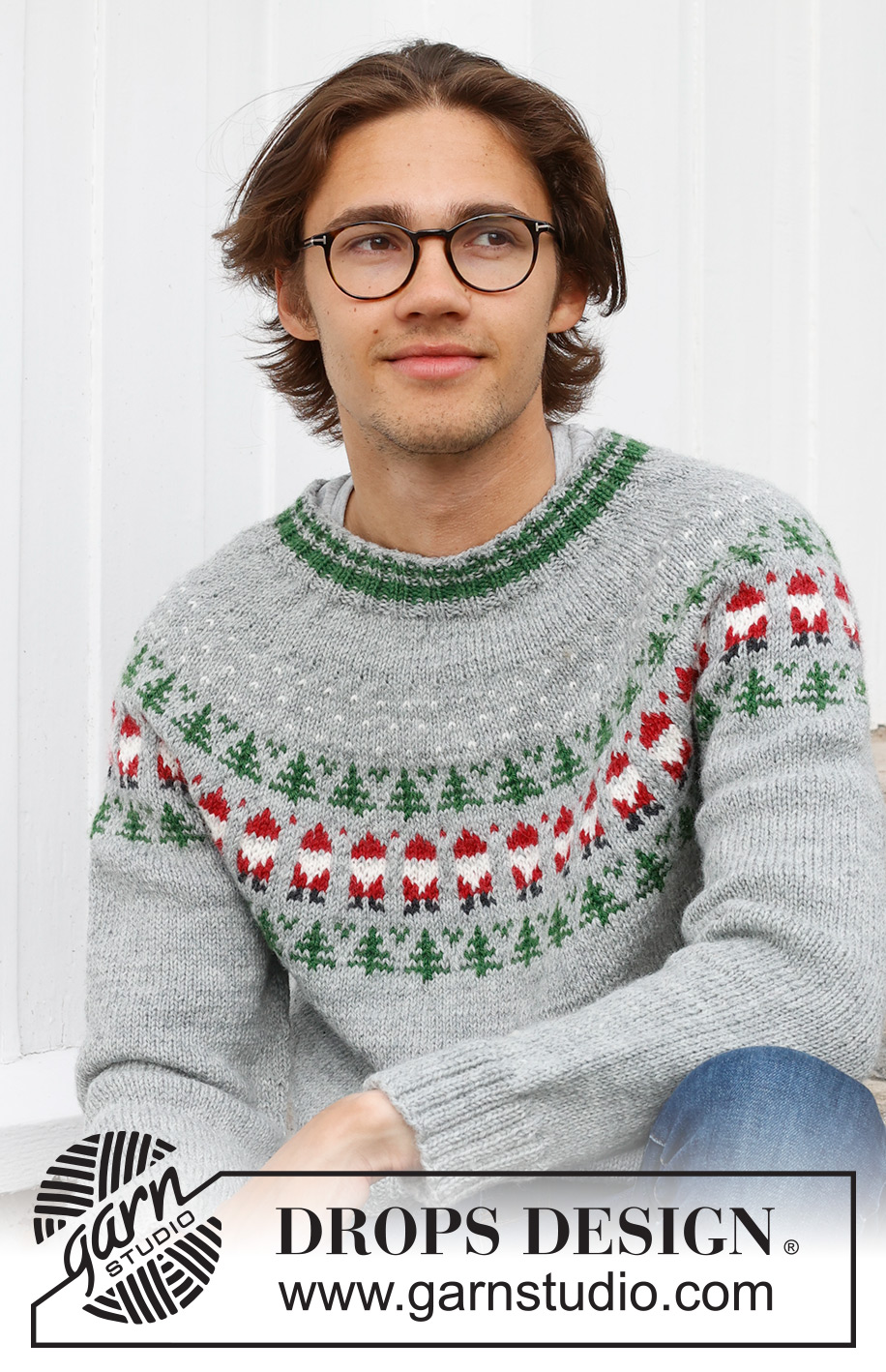Christmas Time Sweater / DROPS 233-12 - Knitted jumper for men in DROPS Karisma. The piece is worked top down, with round yoke and coloured pattern of Santa and Christmas tree. Sizes S - XXXL. Theme: Christmas.