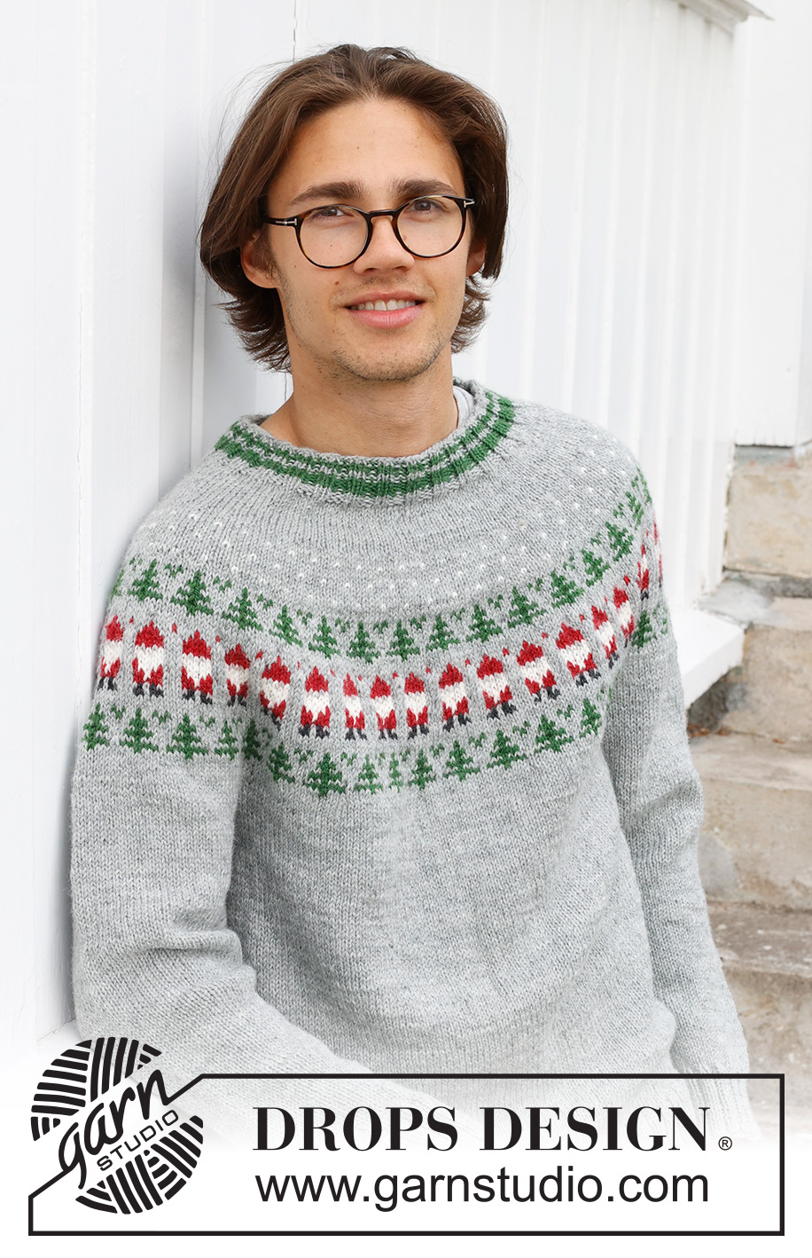 Christmas Time Sweater / DROPS 233-12 - Knitted jumper for men in DROPS Karisma. The piece is worked top down, with round yoke and coloured pattern of Santa and Christmas tree. Sizes S - XXXL. Theme: Christmas.