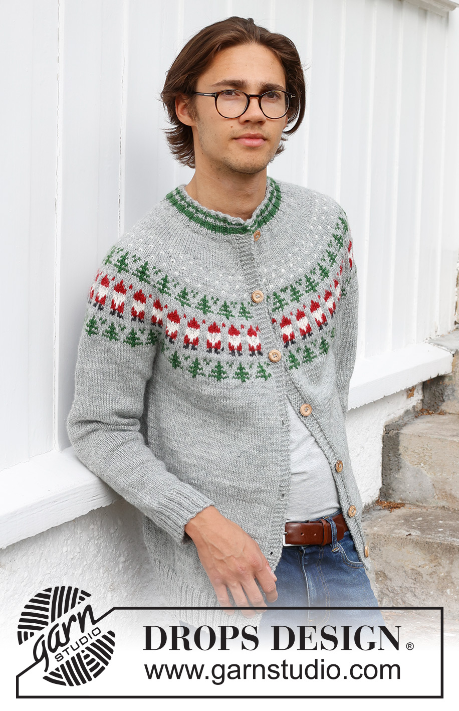 Christmas Time Cardigan / DROPS 233-13 - Knitted jacket for men in DROPS Karisma. The piece is worked top down, with round yoke and coloured pattern of Santa and Christmas tree. Sizes S - XXXL. Theme: Christmas.
